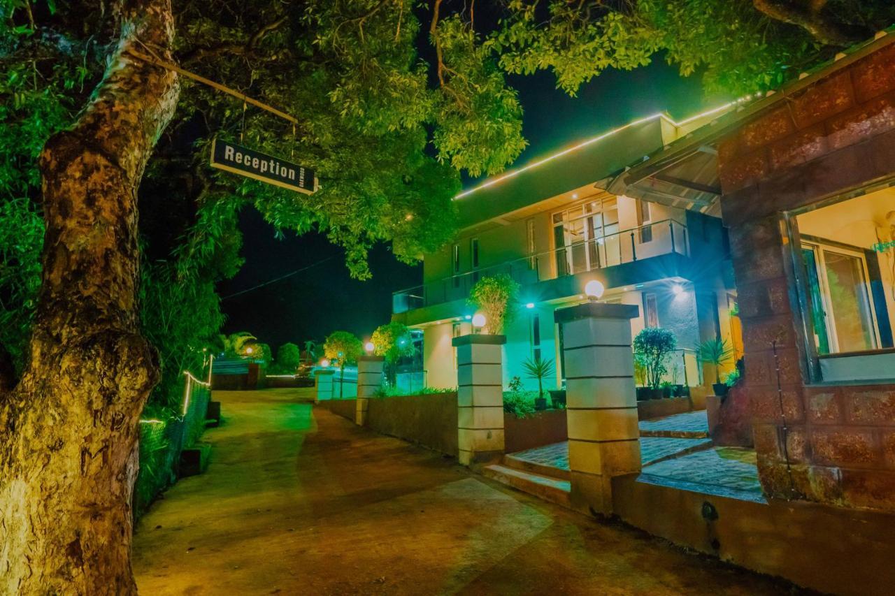 The Oak Woods Hotel Mahābaleshwar Buitenkant foto