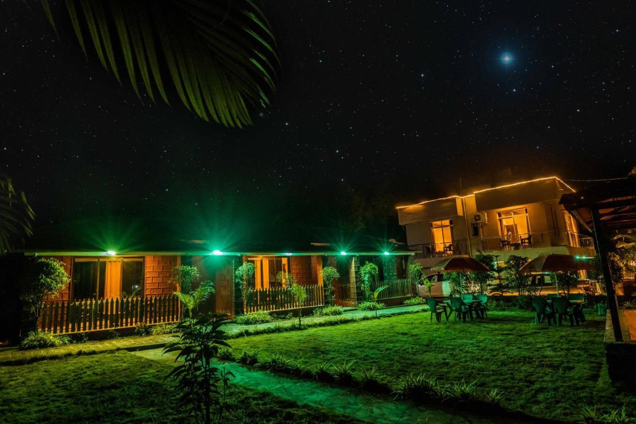 The Oak Woods Hotel Mahābaleshwar Buitenkant foto